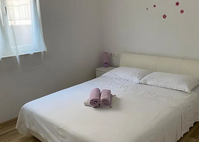 Dina * Τρογκίρ